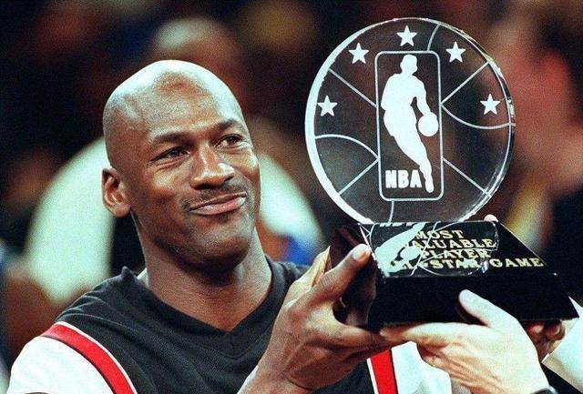 篮球明星荣膺MVP，赛季表现出众的简单介绍