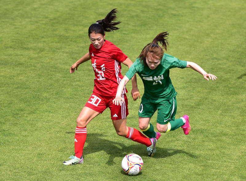 选手表现稳定，女足比赛赛场精彩纷呈、球迷欣喜观望