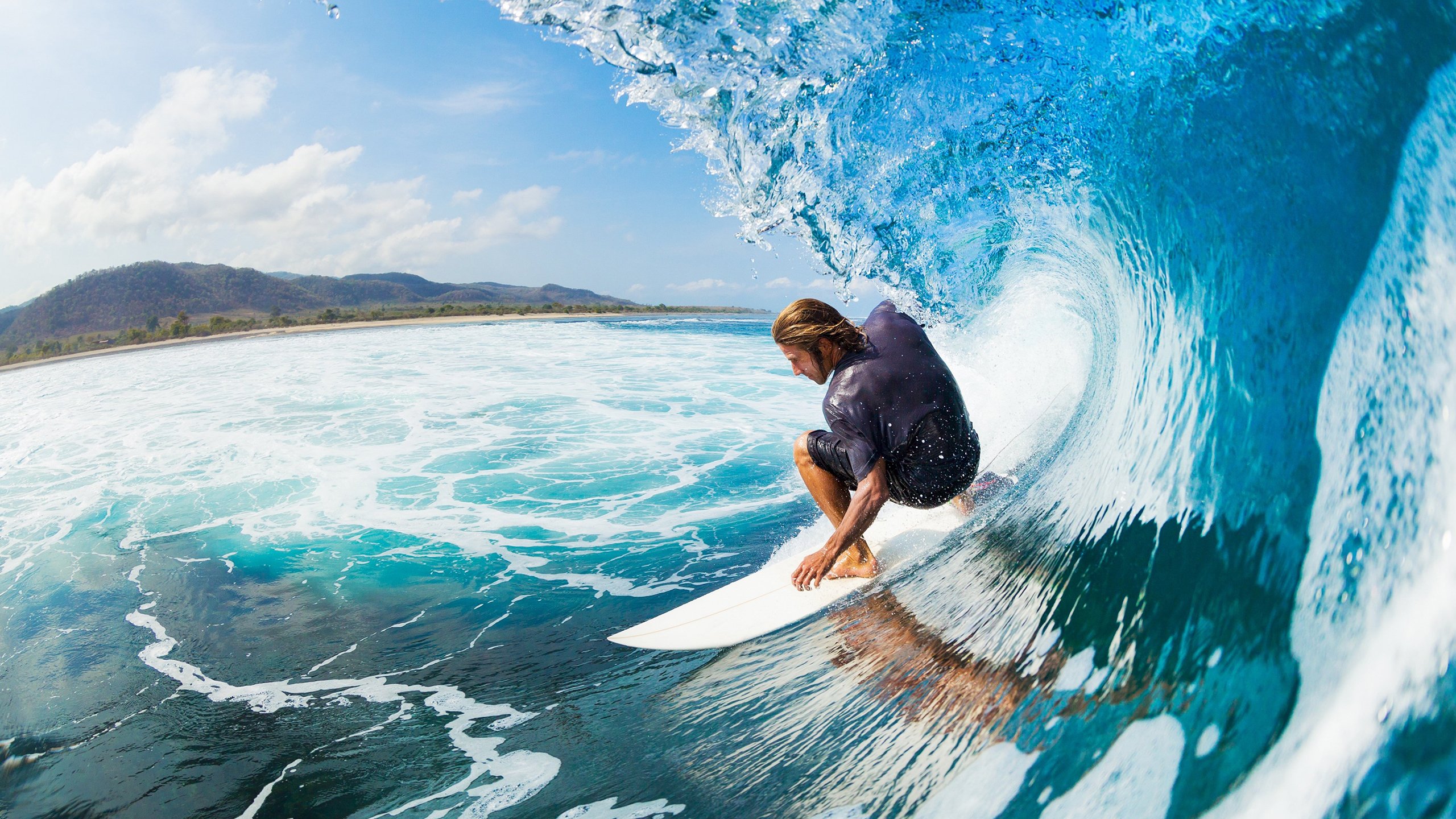 姆巴佩回归赛场，赛况扑朔迷离首场状态亮眼，老鹰观众沸腾！