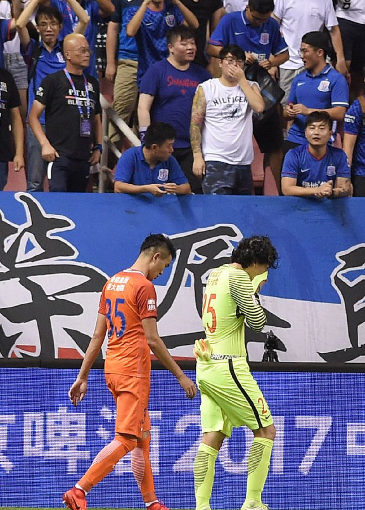 沙特队中场一人被红牌罚下